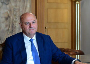 Παρατηρητήριο εξουσίας: Μασάζ σε βουλευτές από Τσιάρα