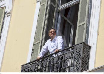 Δημήτρης Καμπουράκης – αρθρογραφία: Ο Αλέξης ξαναβγαίνει στο μπαλκόνι της Ιστορίας