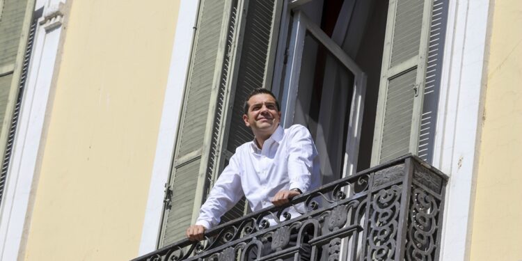 Δημήτρης Καμπουράκης – αρθρογραφία: Ο Αλέξης ξαναβγαίνει στο μπαλκόνι της Ιστορίας