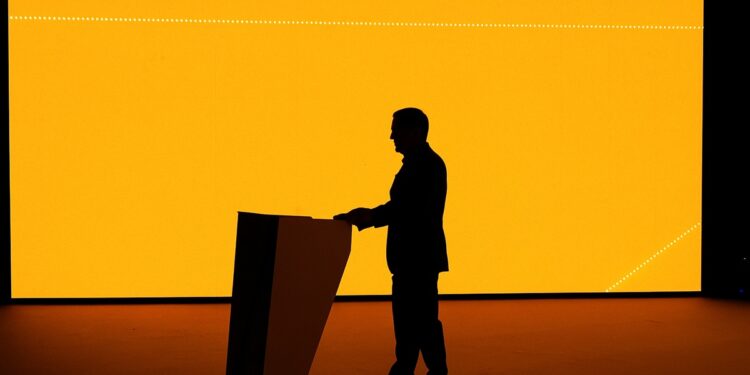 Δημήτρης Γιαννακόπουλος – ρεπορτάζ: Ο Τσίπρας ξαναέρχεται, οι ψηφοφόροι ξαναφεύγουν