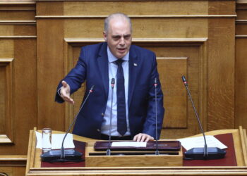 Επεισόδιο στη Βουλή μεταξύ Καιρίδη και Βελόπουλου – “Βρε καημένο παιδί”