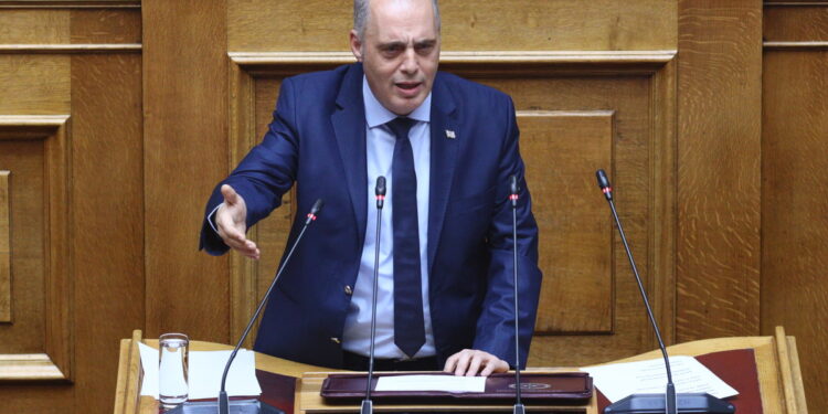 Επεισόδιο στη Βουλή μεταξύ Καιρίδη και Βελόπουλου – “Βρε καημένο παιδί”