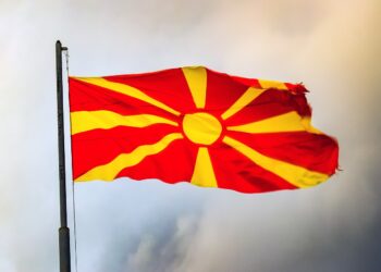 Η Ούρσουλα φον ντερ Λάιεν καλεί τη Βόρεια Μακεδονία να τροποποιήσει το σύνταγμά της αν θέλει να ενταχθεί στην ΕΕ