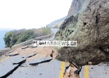 Έπεσε σαν κομήτης: Τεράστιος βράχος ισοπέδωσε δρόμο στη Λέσβο (βίντεο σοκ)