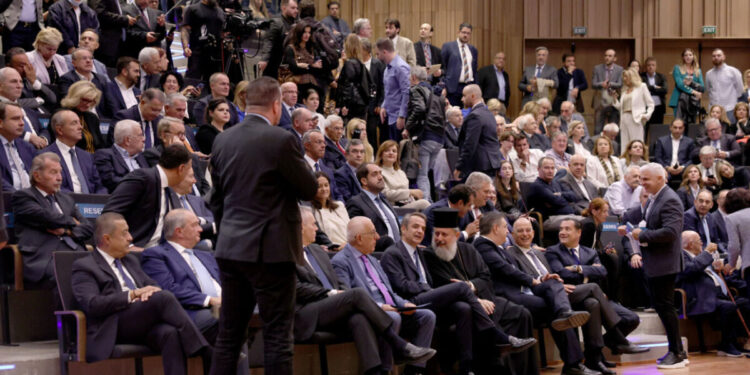 Το παρασκήνιο στο Ωδείο: Το μήνυμα Μητσοτάκη, η άδεια καρέκλα του Σαμαρά και τα πηγαδάκια που άναψαν φωτιές