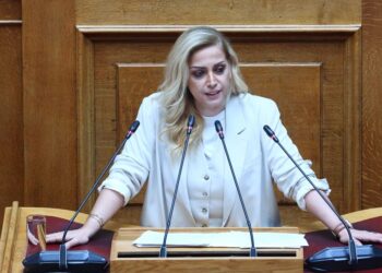 Ένταση μεταξύ Χρηστίδου – Μπάρκα στη Βουλή: «Αν ξαναγελάσεις την ώρα που μιλάω, θα σου σπάσω τα μούτρα»