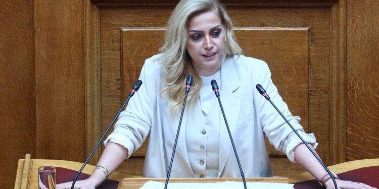 Ένταση μεταξύ Χρηστίδου – Μπάρκα στη Βουλή: «Αν ξαναγελάσεις την ώρα που μιλάω, θα σου σπάσω τα μούτρα»